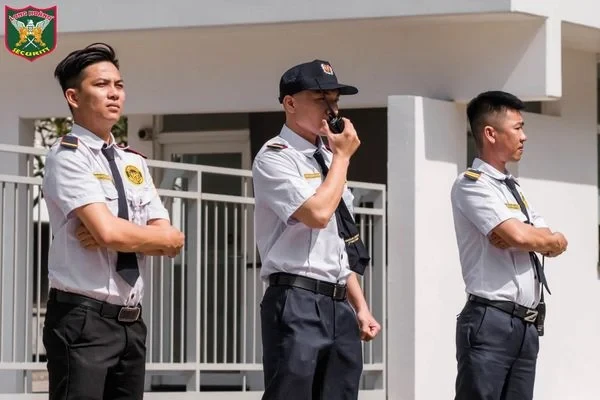 Lý Do Nhân Viên Bảo Vệ Là Tuyến Phòng Thủ Đầu Tiên Trong Trường Học